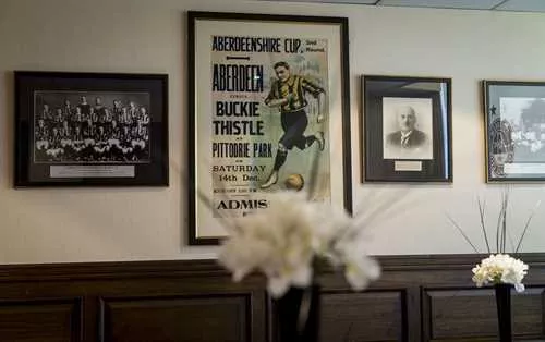 Black & Gold Lounge