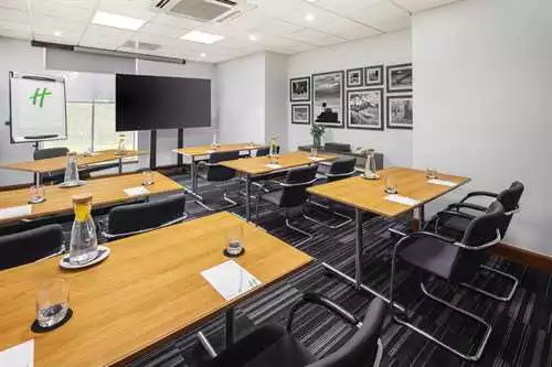 Endeavour Suite at Holiday Inn London - Gatwick Airport 