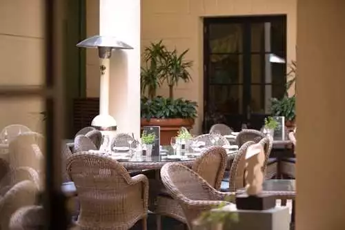 Courtyard 1 room hire layout at