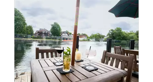 Thames Riviera Hotel