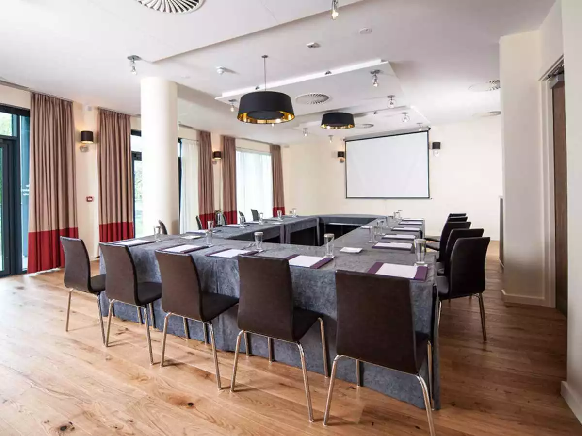Complimentary Syndicate Room